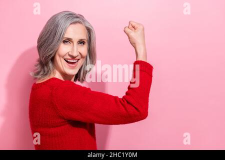 Profil Seitenansicht Porträt von attraktiven fröhlich grauhaarige Frau feiert ja isoliert über rosa Pastellfarben Hintergrund Stockfoto