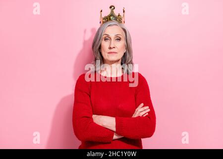 Porträt von attraktiven Inhalt ernst grauhaarige Frau trägt Tiara gefalteten Armen isoliert über rosa Pastellfarben Hintergrund Stockfoto