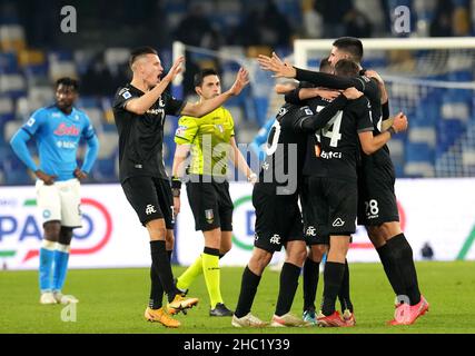 NEAPEL, ITALIEN - DEZEMBER 22: Spieler von Spezia Calcio feiert den Sieg, während der Serie Ein Spiel zwischen SSC Napoli und Spezia Calcio im Stadio Diego Armando Maradona am 22. Dezember 2021 in Neapel, Italien. (Foto nach MB-Medien) Stockfoto