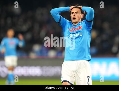 NEAPEL, ITALIEN - 22. DEZEMBER: Elif Elmas vom SSC Napoli enttäuschte während der Serie Ein Spiel zwischen SSC Napoli und Spezia Calcio im Stadio Diego Armando Maradona am 22. Dezember 2021 in Neapel, Italien. (Foto nach MB-Medien) Stockfoto