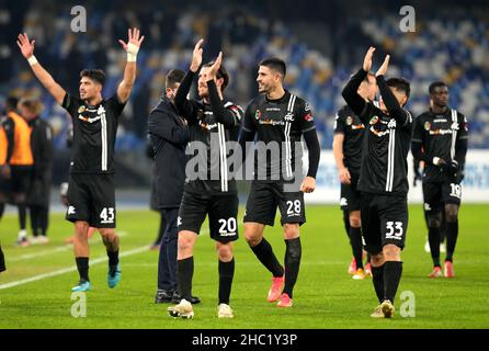 NEAPEL, ITALIEN - DEZEMBER 22: Spieler von Spezia Calcio feiert den Sieg, während der Serie Ein Spiel zwischen SSC Napoli und Spezia Calcio im Stadio Diego Armando Maradona am 22. Dezember 2021 in Neapel, Italien. (Foto nach MB-Medien) Stockfoto
