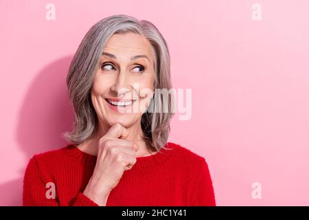 Porträt von attraktiv gesinnten fröhlich grauhaarige Frau Entscheidung Kopie leeren Raum isoliert über rosa Pastellfarben Hintergrund Stockfoto