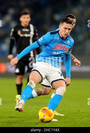 NEAPEL, ITALIEN - 22. DEZEMBER: Piotr Zielinski vom SSC Napoli in Aktion, während der Serie Ein Spiel zwischen SSC Napoli und Spezia Calcio im Stadio Diego Armando Maradona am 22. Dezember 2021 in Neapel, Italien. (Foto nach MB-Medien) Stockfoto