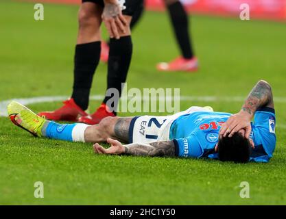 NEAPEL, ITALIEN - 22. DEZEMBER: Matteo Politano vom SSC Napoli verletzten sich während der Serie Ein Spiel zwischen SSC Napoli und Spezia Calcio im Stadio Diego Armando Maradona am 22. Dezember 2021 in Neapel, Italien. (Foto nach MB-Medien) Stockfoto