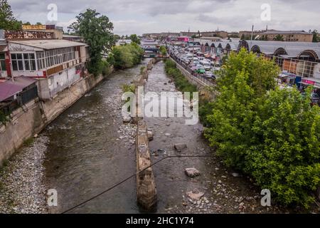 OSCH, KIRGISISTAN - 28. MAI 2018: Blick auf den Fluss AK-Buura in Osch, Kirgisistan Stockfoto