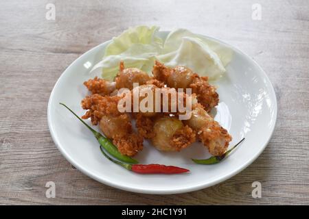 Gebratene thailändische nordöstliche Wurst gefüllter Reis und Schweinefleisch essen mit frischem Gemüse auf dem Teller Stockfoto