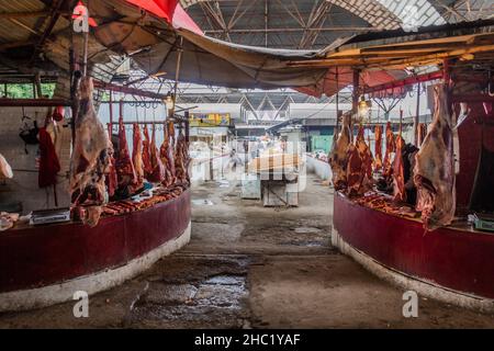 OSCH, KIRGISISTAN - 28. MAI 2018: Fleischstände auf dem Basar in Osch, Kirgisistan Stockfoto