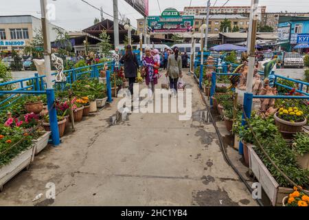 OSCH, KIRGISISTAN - 28. MAI 2018: Blumen- und Pflanzenstände auf dem Basar in Osch, Kirgisistan Stockfoto