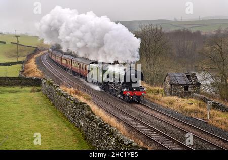 Die berühmte Flying Scotsman-Lokomotive auf dem Weg nach Carlisle, mit einem Dampfspecial auf der Settle-Carlisle-Eisenbahnlinie, Yorkshire Dales National Park, Großbritannien. Gesehen hier bei nassem und trübendem Wetter an der Helwith Bridge, Ribblesdale. Quelle: John Bentley/Alamy Live News Stockfoto