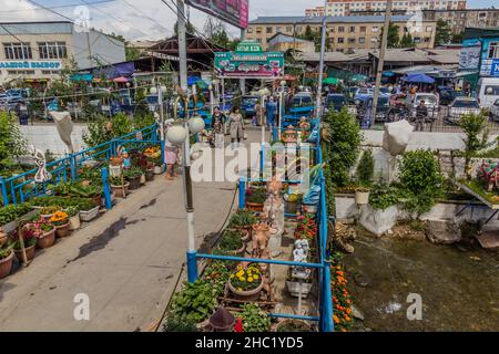 OSCH, KIRGISISTAN - 28. MAI 2018: Blumen- und Pflanzenstände auf dem Basar in Osch, Kirgisistan Stockfoto