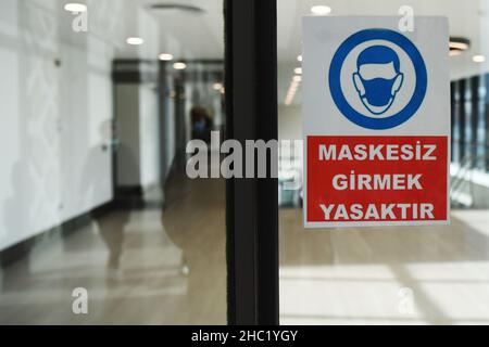 (211220) -- ISTANBUL, 20. Dezember 2021 (Xinhua) -- Ein Schild mit der Aufschrift "Es ist verboten, ohne Maske einzutreten" ist am 7. Dezember 2021 an einer Tür eines Krankenhauses in Istanbul, Türkei, zu sehen. Die Türkei hat bis heute fast 125 Millionen COVID-19-Impfstoffe verabreicht, und die Impfrate von Menschen ab 18 Jahren, die zwei Dosen erhalten haben, erreichte 82,43 Prozent, teilte das Gesundheitsministerium am Montag mit. (Xinhua/Shadati) FOLGT ROUNDUP: Die Türkei erzielt bei Erwachsenen solide Gewinne bei der COVID-19-Impfung: Experten Stockfoto