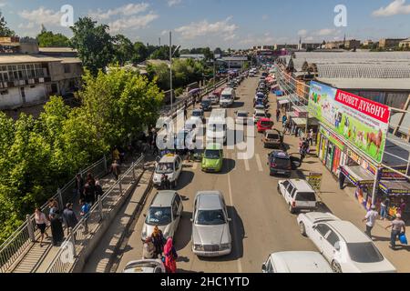 OSCH, KIRGISISTAN - 28. MAI 2018: Straße neben dem Basar in Osch, Kirgisistan Stockfoto