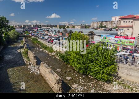 OSCH, KIRGISISTAN - 28. MAI 2018: Blick auf den Fluss AK-Buura in Osch, Kirgisistan Stockfoto