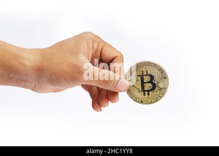 Mannes Hand mit goldenen Bitcoin isoliert auf weißem Hintergrund Stockfoto