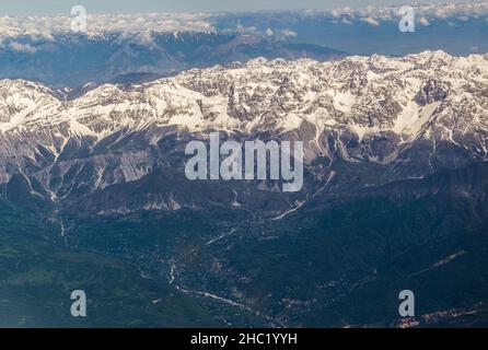 Luftaufnahme der schneebedeckten Tian Shan Berge in Kirgisistan Stockfoto