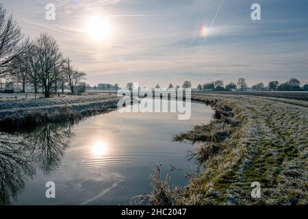 Das fließende Wasser im Kanal "das Soestwetering" im Winter mit dem gefrorenen Gras und Schilf, in der Nähe des Dorfes Boerhaar in der Provinz Ove Stockfoto