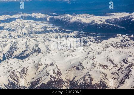 Luftaufnahme der schneebedeckten Tian Shan Berge in Kirgisistan Stockfoto