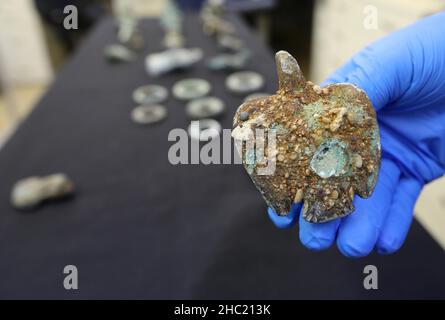 (211222) -- JERUSALEM, 22. Dezember 2021 (Xinhua) -- ein Artefakt, das von einem antiken Schiffswrack im Mittelmeer gefunden wurde, wird am 22. Dezember 2021 im Labor der Israel Antiquities Authority in Jerusalem ausgestellt. Israelische Meeresarchäologen haben einige seltene Schätze aus zwei antiken Schiffswracks im Mittelmeer gefunden, sagte die Israel Antiquities Authority (IAA) am Mittwoch. (Foto von Gil Cohen Magen/Xinhua) Stockfoto