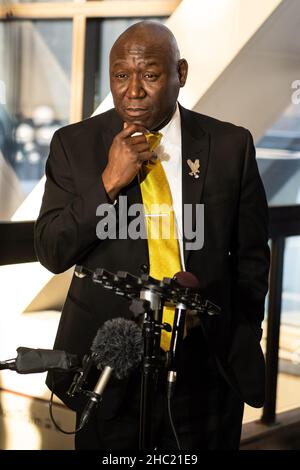 Zivilrechtanwalt Benjamin Crump spricht im Hennepin County Courthouse nach der Juryberatungen des Kim Potter-Prozesses am 22. Dezember 2021 in Minneapolis, Minnesota. Foto von Chris Tuite/imageSPACE/Sipa USA Stockfoto