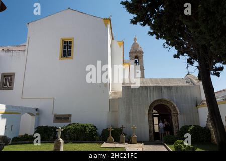 Rückseite der Igreja de Nossa Senhora do Carmo mit angrenzendem Friedhof und Capela dos Ossos. Faro, Algarve, Portugal Stockfoto