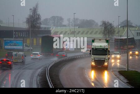 Dundee, Tayside, Schottland, Großbritannien. 23rd Dez 2021. UK Wetter: Das Wetter in Nordostschottland ist kalt und neblig, mit starken anhaltenden Regenschauern und Temperaturen bis zu 4 Grad Autofahrer auf der vielbefahrenen Dundee Kingsway West-Schnellstraße haben es mit gefährlichen und nassen Fahrbedingungen zu tun. Kredit: Dundee Photographics/Alamy Live Nachrichten Stockfoto