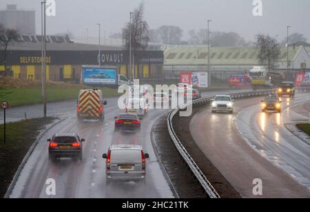 Dundee, Tayside, Schottland, Großbritannien. 23rd Dez 2021. UK Wetter: Das Wetter in Nordostschottland ist kalt und neblig, mit starken anhaltenden Regenschauern und Temperaturen bis zu 4 Grad Autofahrer auf der vielbefahrenen Dundee Kingsway West-Schnellstraße haben es mit gefährlichen und nassen Fahrbedingungen zu tun. Kredit: Dundee Photographics/Alamy Live Nachrichten Stockfoto