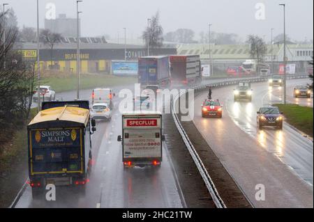 Dundee, Tayside, Schottland, Großbritannien. 23rd Dez 2021. UK Wetter: Das Wetter in Nordostschottland ist kalt und neblig, mit starken anhaltenden Regenschauern und Temperaturen bis zu 4 Grad Autofahrer auf der vielbefahrenen Dundee Kingsway West-Schnellstraße haben es mit gefährlichen und nassen Fahrbedingungen zu tun. Kredit: Dundee Photographics/Alamy Live Nachrichten Stockfoto