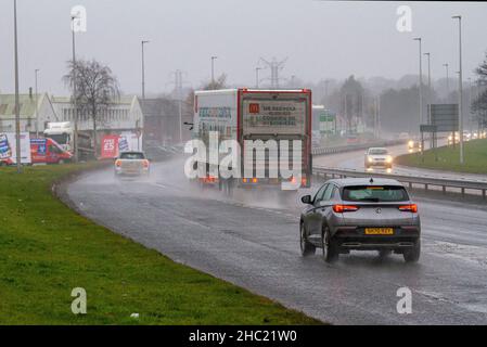 Dundee, Tayside, Schottland, Großbritannien. 23rd Dez 2021. UK Wetter: Das Wetter in Nordostschottland ist kalt und neblig, mit starken anhaltenden Regenschauern und Temperaturen bis zu 4 Grad Autofahrer auf der vielbefahrenen Dundee Kingsway West-Schnellstraße haben es mit gefährlichen und nassen Fahrbedingungen zu tun. Kredit: Dundee Photographics/Alamy Live Nachrichten Stockfoto