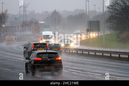 Dundee, Tayside, Schottland, Großbritannien. 23rd Dez 2021. UK Wetter: Das Wetter in Nordostschottland ist kalt und neblig, mit starken anhaltenden Regenschauern und Temperaturen bis zu 4 Grad Autofahrer auf der vielbefahrenen Dundee Kingsway West-Schnellstraße haben es mit gefährlichen und nassen Fahrbedingungen zu tun. Kredit: Dundee Photographics/Alamy Live Nachrichten Stockfoto