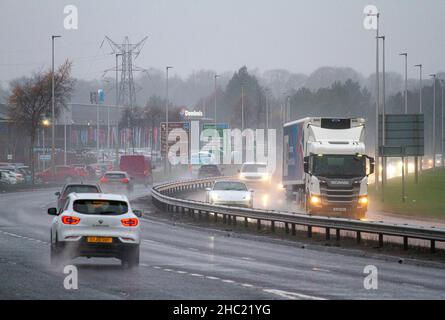 Dundee, Tayside, Schottland, Großbritannien. 23rd Dez 2021. UK Wetter: Das Wetter in Nordostschottland ist kalt und neblig, mit starken anhaltenden Regenschauern und Temperaturen bis zu 4 Grad Autofahrer auf der vielbefahrenen Dundee Kingsway West-Schnellstraße haben es mit gefährlichen und nassen Fahrbedingungen zu tun. Kredit: Dundee Photographics/Alamy Live Nachrichten Stockfoto