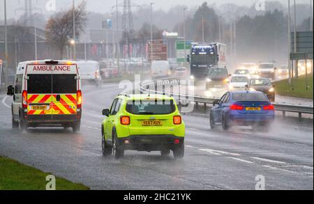 Dundee, Tayside, Schottland, Großbritannien. 23rd Dez 2021. UK Wetter: Das Wetter in Nordostschottland ist kalt und neblig, mit starken anhaltenden Regenschauern und Temperaturen bis zu 4 Grad Autofahrer auf der vielbefahrenen Dundee Kingsway West-Schnellstraße haben es mit gefährlichen und nassen Fahrbedingungen zu tun. Kredit: Dundee Photographics/Alamy Live Nachrichten Stockfoto