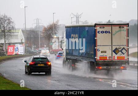 Dundee, Tayside, Schottland, Großbritannien. 23rd Dez 2021. UK Wetter: Das Wetter in Nordostschottland ist kalt und neblig, mit starken anhaltenden Regenschauern und Temperaturen bis zu 4 Grad Autofahrer auf der vielbefahrenen Dundee Kingsway West-Schnellstraße haben es mit gefährlichen und nassen Fahrbedingungen zu tun. Kredit: Dundee Photographics/Alamy Live Nachrichten Stockfoto