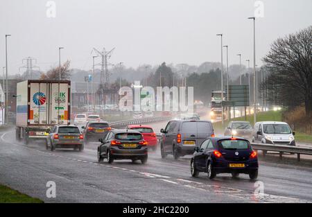 Dundee, Tayside, Schottland, Großbritannien. 23rd Dez 2021. UK Wetter: Das Wetter in Nordostschottland ist kalt und neblig, mit starken anhaltenden Regenschauern und Temperaturen bis zu 4 Grad Autofahrer auf der vielbefahrenen Dundee Kingsway West-Schnellstraße haben es mit gefährlichen und nassen Fahrbedingungen zu tun. Kredit: Dundee Photographics/Alamy Live Nachrichten Stockfoto