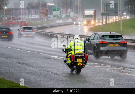 Dundee, Tayside, Schottland, Großbritannien. 23rd Dez 2021. UK Wetter: Das Wetter in Nordostschottland ist kalt und neblig, mit starken anhaltenden Regenschauern und Temperaturen bis zu 4 Grad Autofahrer auf der vielbefahrenen Dundee Kingsway West-Schnellstraße haben es mit gefährlichen und nassen Fahrbedingungen zu tun. Kredit: Dundee Photographics/Alamy Live Nachrichten Stockfoto