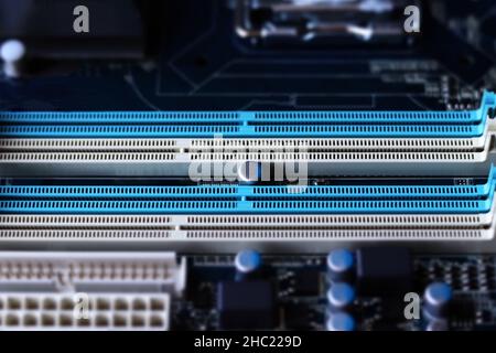 Nahaufnahme der Hauptplatine des Computers im Tilt-Shift-Stil. Leeren Sie vier Steckplätze für den RAM-Memory-Stick. Selektiver Fokus, unscharf Stockfoto