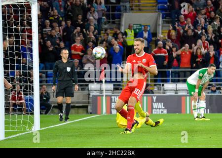 Cardiff, Wales. 6. September 2018. Aaron Ramsey aus Wales feiert das dritte Tor seiner Mannschaft während des Spiels der UEFA Nations League Group B4 zwischen Wales und der Republik Irland am 6. September 2018 im Cardiff City Stadium in Cardiff, Wales, Großbritannien. Quelle: Duncan Thomas/Majestic Media. Stockfoto