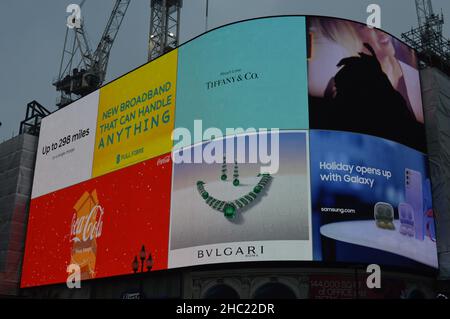 London, Großbritannien. 18. Dezember 2021: Werbekampagnen, die auf den digitalen Werbetafeln am Piccadilly Circus gezeigt werden. Stockfoto