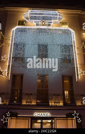 London, Großbritannien. 18. Dezember 2021: Der Chanel Store in der New Bond Street schmückt zu Weihnachten ihre Fassade wunderschön in einer Parfümflasche. Stockfoto