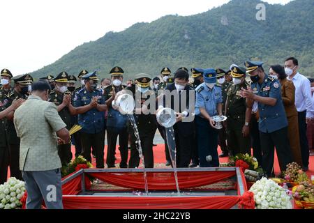 (211218) -- KAMPONG CHHNANG, 18. Dezember 2021 (Xinhua) -- Der stellvertretende Premierminister und Verteidigungsminister Kambodschas, Gen. Tea Banh (L, Mitte), und der chinesische Botschafter in Kambodscha, Wang Wentian (R, Mitte), nehmen am 17. Dezember 2021 an einer bahnbrechenden Zeremonie für den Bau eines Schießbereichs der Militärpolizei in der Provinz Kampong Chhnang, Kambodscha, Teil. Kambodscha brach am Freitag auf dem von China unterstützten Schießstand im Royal Gendarmerie Training Center hier den Boden. (Vechakrosa/Kambodschas Verteidigungsministerium/Handout über Xinhua) Stockfoto