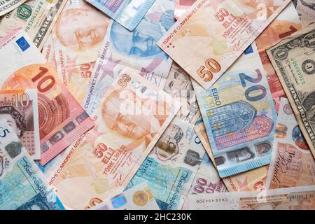 Hintergrund aus Papiergeld der verschiedenen Länder, US-Dollar, Euro, Sterlings, türkische Lira Finanzkrise.Papierrechnungen verschiedener Stückelungen, verstreut, Draufsicht. Stockfoto
