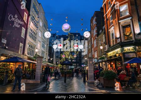 Weihnachtsbeleuchtung am St. Christopher's Place, einem berühmten Bar- und Restaurantbereich hinter der Oxford Street in London Stockfoto