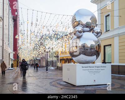 Moskau. Russland. 23. Dezember 2021. Architekturinstallation Aurora auf der Straße in Moskau. Stockfoto