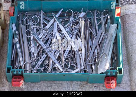 Viele gebrauchte chirurgische Schere Pinzette Medizinische Instrumente in Box Stockfoto