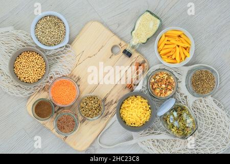 Leinsamen, Kürbiskerne, Sesamsamen, Sonnenblumenkernen, Hanfsamen, Sowie Linsen, Nudeln, Sojabohnen und getrocknetes Gemüse in Gläsern auf einen Seufzer Stockfoto