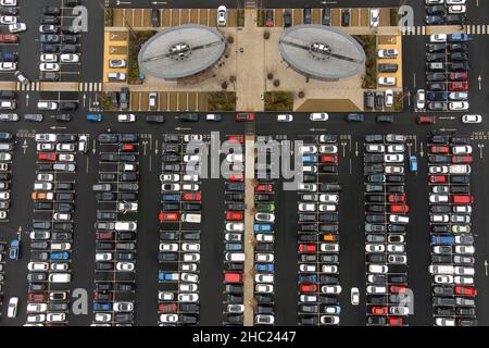 Weihnachtseinkäufer füllen den Parkplatz im Fosse Shopping Park in Leicester, da die Regierung sich weigerte, weitere Einschränkungen auszuschließen, um die Ausbreitung der Omicron-Variante des Coronavirus zu verlangsamen Bilddatum: Donnerstag, 23. Dezember 2021. Stockfoto