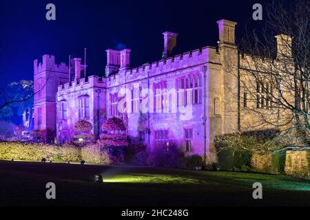 Winchcombe, Großbritannien. 22. Dezember 2021. Die Gebäude und das Gelände von Schloss Sudeley leuchten während des diesjährigen Spektakels „Spectacle of Light“ mit Farbe. Das mittlerweile sechste Jahr nach Einbruch der Dunkelheit umfasst einen beleuchteten Pfad rund um das Gelände und den Wald von Sudeley, glitzernde Wasserspielen und einen einzigartigen „Teppich aus Farbe“. Quelle: Carl Hewlett/Alamy Live News Stockfoto