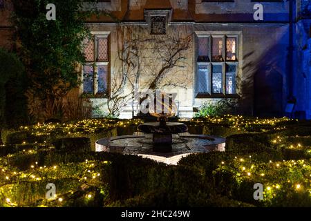 Winchcombe, Großbritannien. 22. Dezember 2021. Die Gebäude und das Gelände von Schloss Sudeley leuchten während des diesjährigen Spektakels „Spectacle of Light“ mit Farbe. Das mittlerweile sechste Jahr nach Einbruch der Dunkelheit umfasst einen beleuchteten Pfad rund um das Gelände und den Wald von Sudeley, glitzernde Wasserspielen und einen einzigartigen „Teppich aus Farbe“. Quelle: Carl Hewlett/Alamy Live News Stockfoto