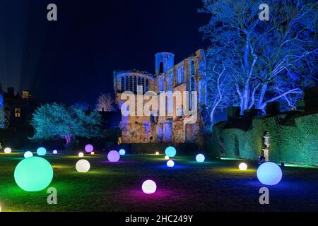 Winchcombe, Großbritannien. 22. Dezember 2021. Die Gebäude und das Gelände von Schloss Sudeley leuchten während des diesjährigen Spektakels „Spectacle of Light“ mit Farbe. Das mittlerweile sechste Jahr nach Einbruch der Dunkelheit umfasst einen beleuchteten Pfad rund um das Gelände und den Wald von Sudeley, glitzernde Wasserspielen und einen einzigartigen „Teppich aus Farbe“. Quelle: Carl Hewlett/Alamy Live News Stockfoto