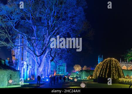 Winchcombe, Großbritannien. 22. Dezember 2021. Die Gebäude und das Gelände von Schloss Sudeley leuchten während des diesjährigen Spektakels „Spectacle of Light“ mit Farbe. Das mittlerweile sechste Jahr nach Einbruch der Dunkelheit umfasst einen beleuchteten Pfad rund um das Gelände und den Wald von Sudeley, glitzernde Wasserspielen und einen einzigartigen „Teppich aus Farbe“. Quelle: Carl Hewlett/Alamy Live News Stockfoto