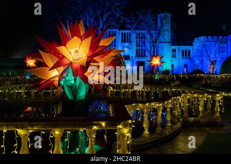 Winchcombe, Großbritannien. 22. Dezember 2021. Die Gebäude und das Gelände von Schloss Sudeley leuchten während des diesjährigen Spektakels „Spectacle of Light“ mit Farbe. Das mittlerweile sechste Jahr nach Einbruch der Dunkelheit umfasst einen beleuchteten Pfad rund um das Gelände und den Wald von Sudeley, glitzernde Wasserspielen und einen einzigartigen „Teppich aus Farbe“. Quelle: Carl Hewlett/Alamy Live News Stockfoto